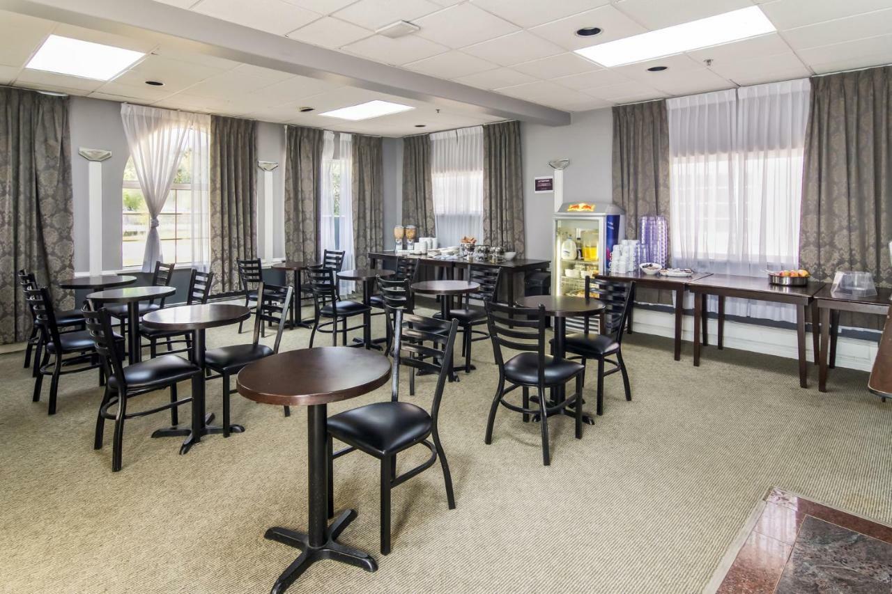 Red Lion Inn & Suites 阿波斯福 外观 照片